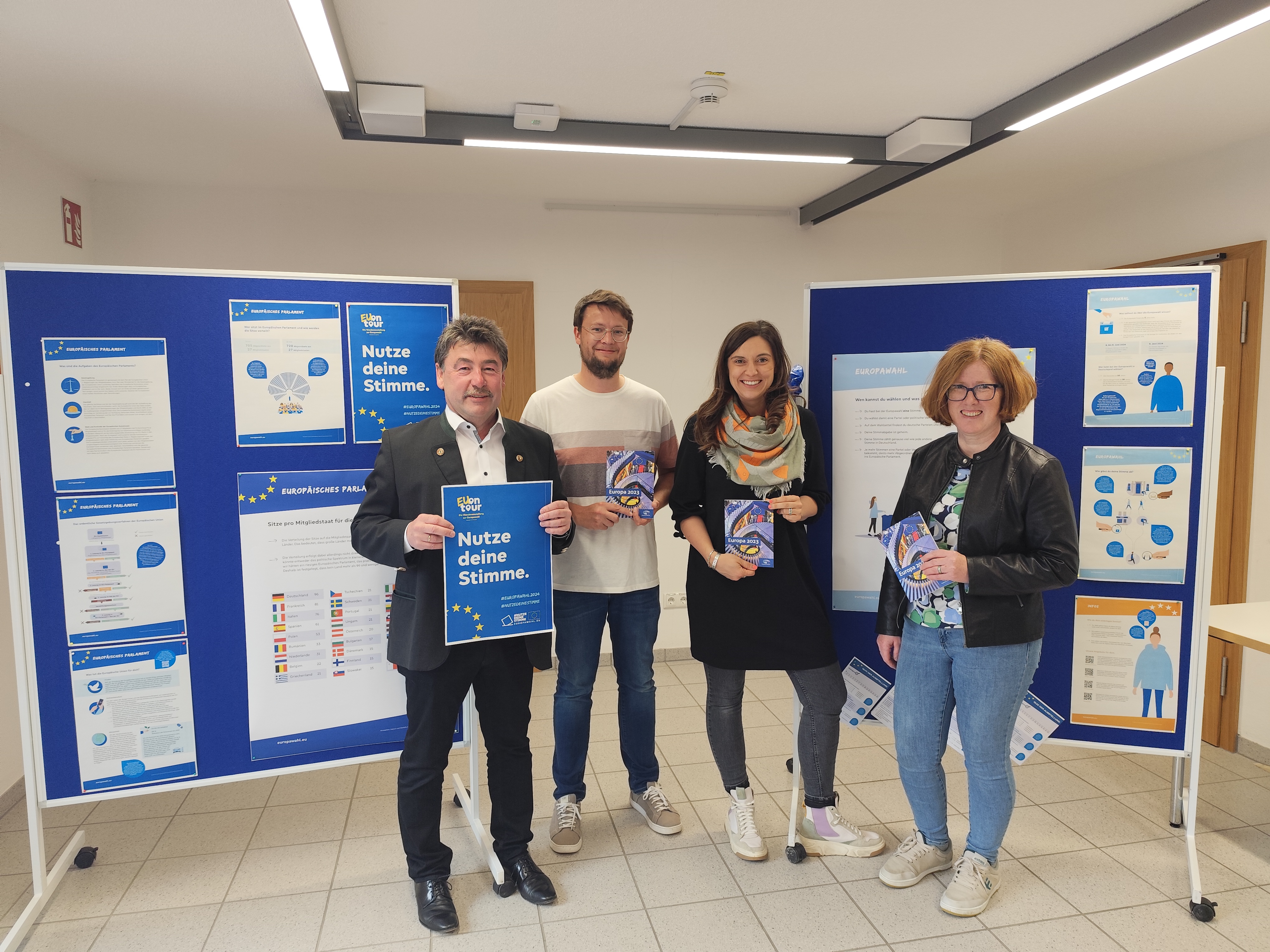 Ausstellung der kommunalen Jugendpflege zur Europawahl  im Bürger- und Kulturtreff Oberpiebing eröffnet